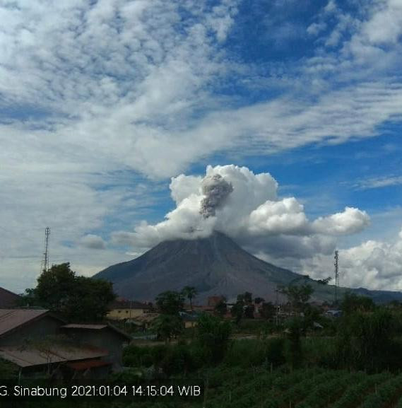 Gunungapi Sinabung Bererupsi Tiga Kali, Kolom Abu Teramati Setinggi 1.000 Meter