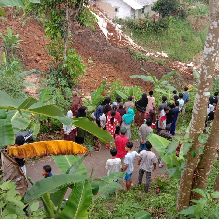 Tanah Longsor Akibatkan Satu Warga Sukabumi Meninggal Dunia