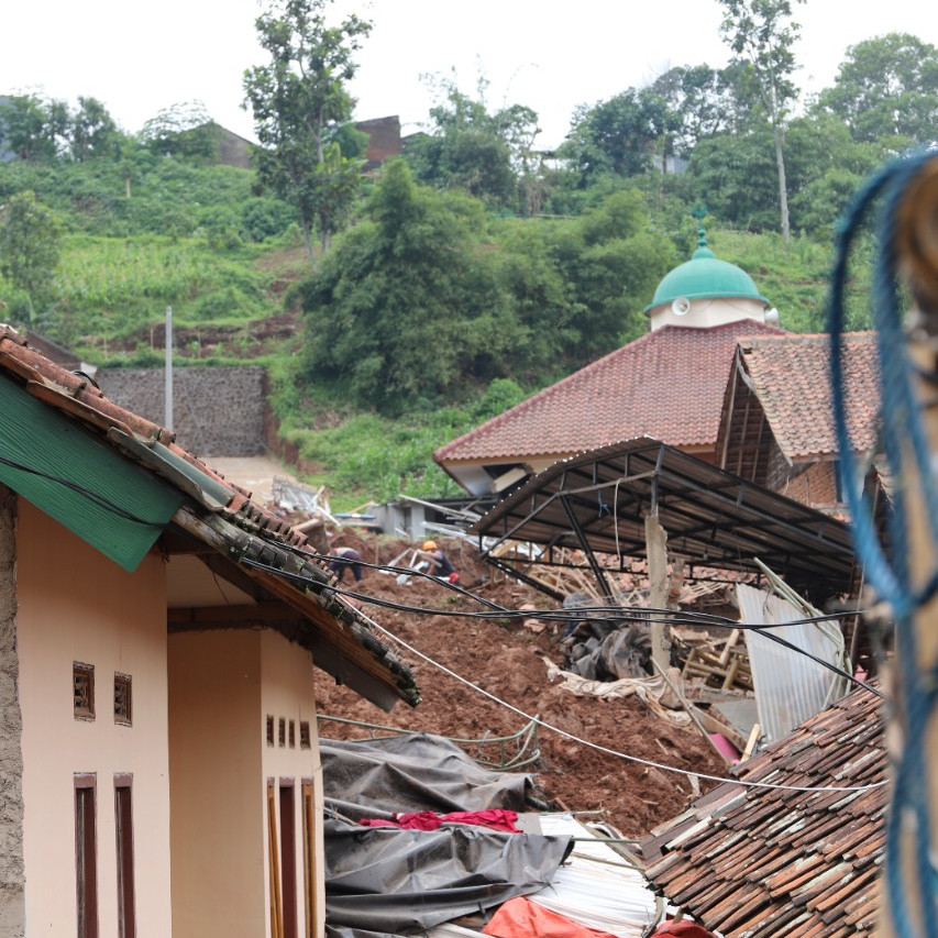 Relokasi Warga Terdampak Pascalongsor Cihanjuang