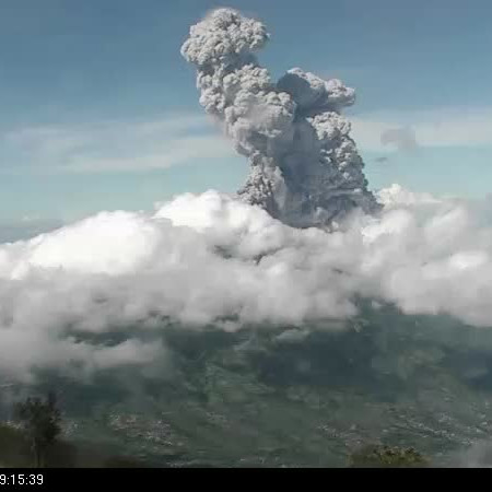 Merapi Keluarkan Kolom Erupsi 6.000 m dari Puncak