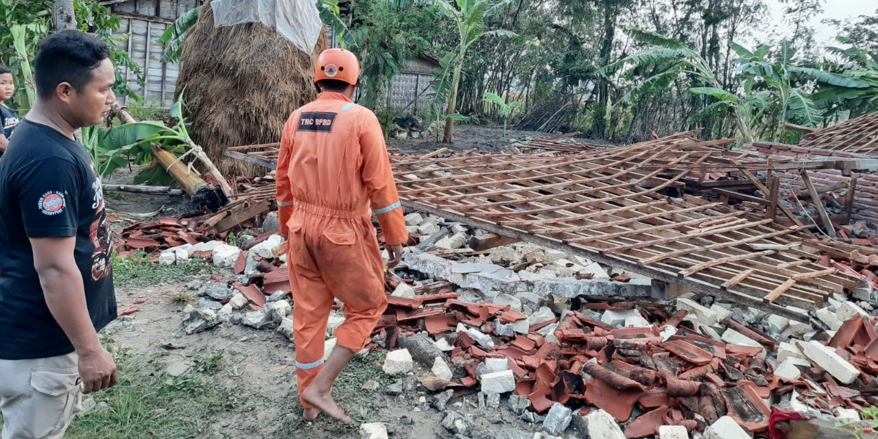 Angin Kencang Merusak 44 Rumah Warga Desa Jetis, Mojokerto